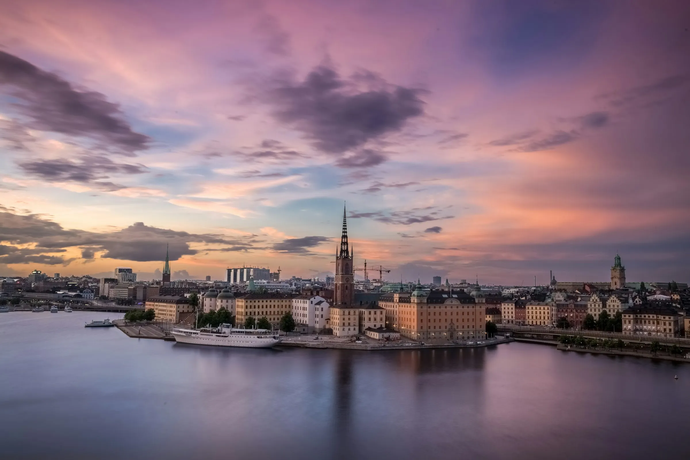 Stockholms skyline med Gamla Stan i skymning