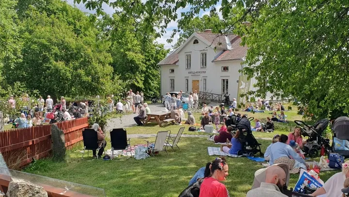 Midsommarfirande på Färsna gård, Norrtälje – Norrtälje